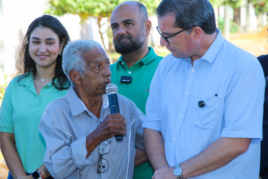 Prefeito dá seguimento às obras de pavimentação e drenagem e assina ordem de serviço no bairro Jardim Itamaraty