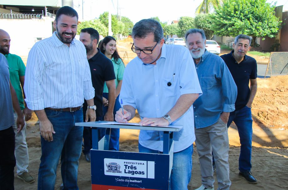 Prefeito dá seguimento às obras de pavimentação e drenagem e assina ordem de serviço no bairro Jardim Itamaraty