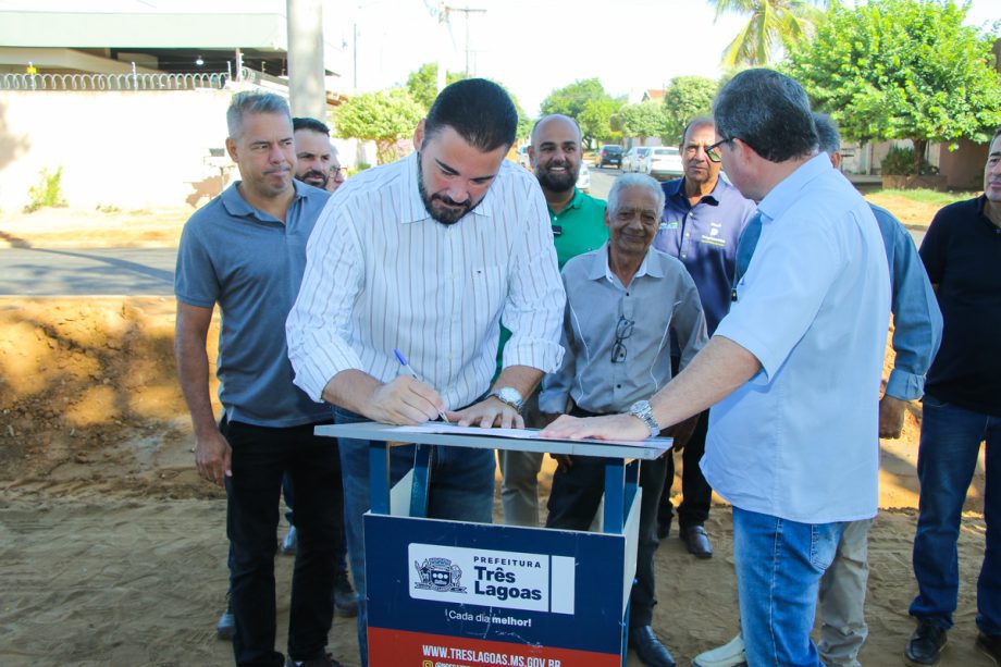 Prefeito dá seguimento às obras de pavimentação e drenagem e assina ordem de serviço no bairro Jardim Itamaraty