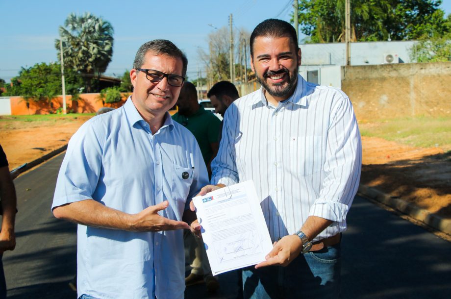 Prefeito dá seguimento às obras de pavimentação e drenagem e assina ordem de serviço no bairro Jardim Itamaraty