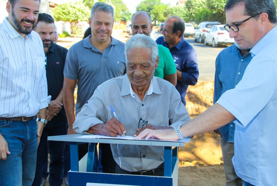Prefeito dá seguimento às obras de pavimentação e drenagem e assina ordem de serviço no bairro Jardim Itamaraty