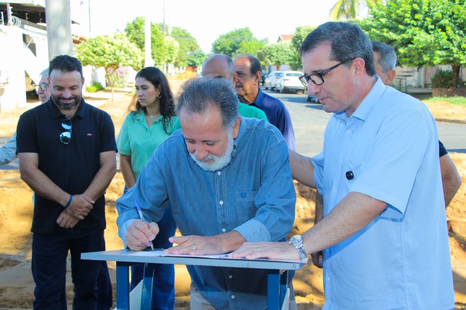 Prefeito dá seguimento às obras de pavimentação e drenagem e assina ordem de serviço no bairro Jardim Itamaraty