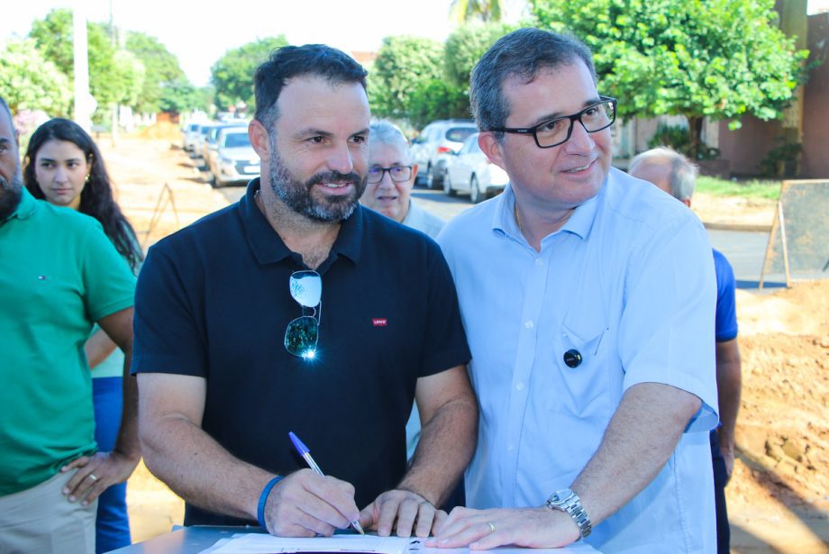Prefeito dá seguimento às obras de pavimentação e drenagem e assina ordem de serviço no bairro Jardim Itamaraty