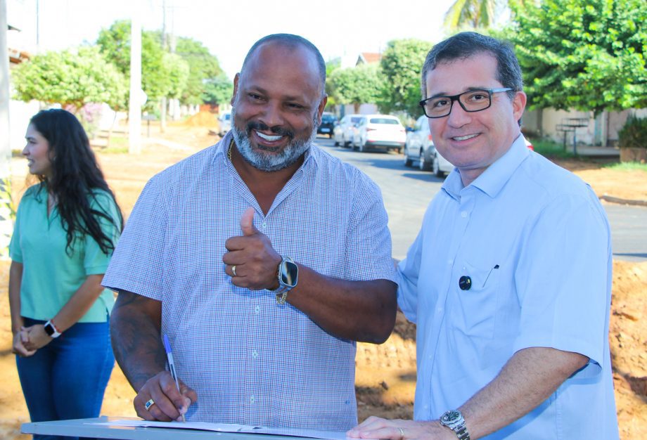 Prefeito dá seguimento às obras de pavimentação e drenagem e assina ordem de serviço no bairro Jardim Itamaraty