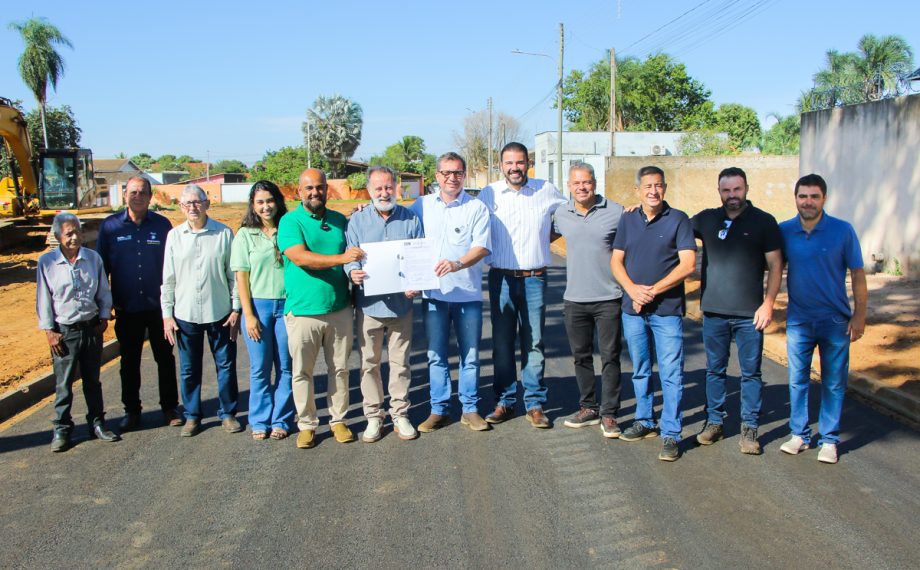 Prefeito dá seguimento às obras de pavimentação e drenagem e assina ordem de serviço no bairro Jardim Itamaraty