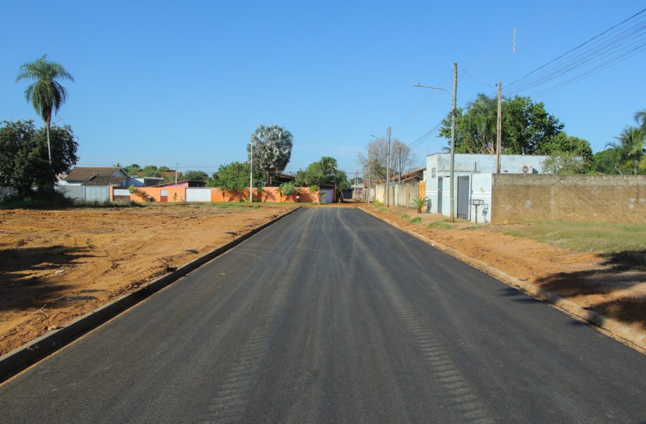 Prefeito dá seguimento às obras de pavimentação e drenagem e assina ordem de serviço no bairro Jardim Itamaraty