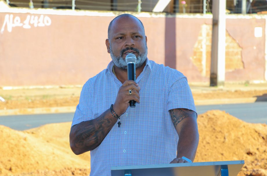 Prefeito dá seguimento às obras de pavimentação e drenagem e assina ordem de serviço no bairro Jardim Itamaraty