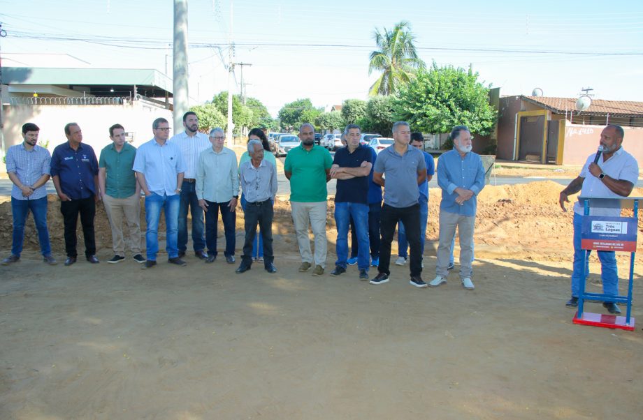 Prefeito dá seguimento às obras de pavimentação e drenagem e assina ordem de serviço no bairro Jardim Itamaraty