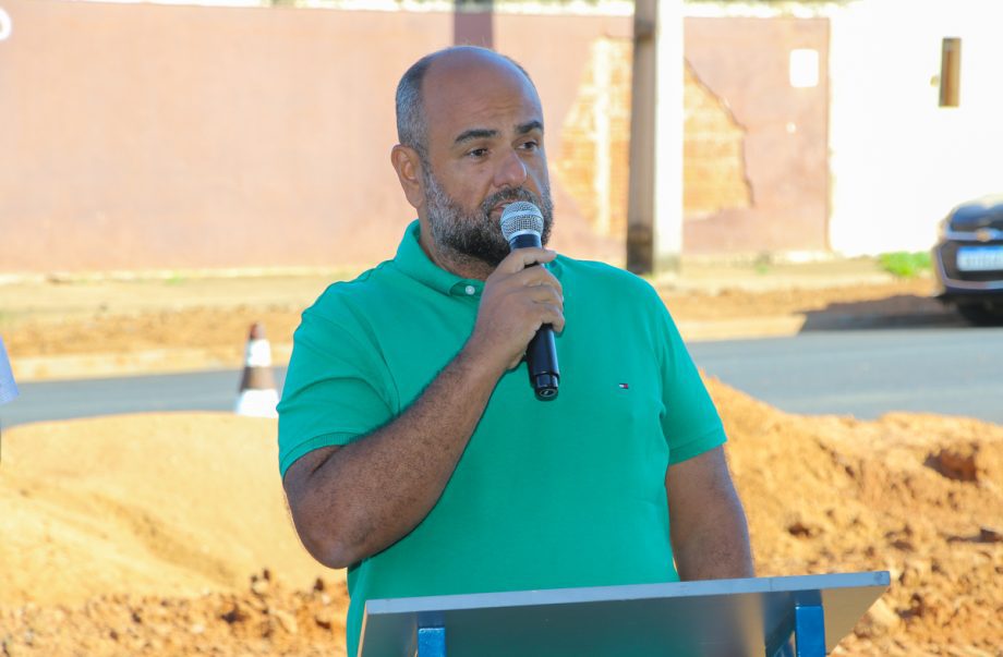 Prefeito dá seguimento às obras de pavimentação e drenagem e assina ordem de serviço no bairro Jardim Itamaraty