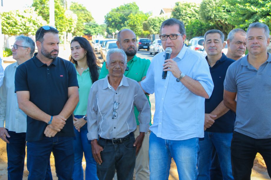 Prefeito dá seguimento às obras de pavimentação e drenagem e assina ordem de serviço no bairro Jardim Itamaraty
