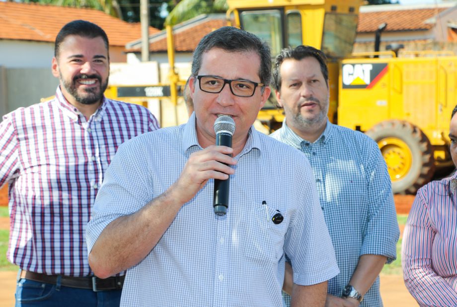 Prefeitura emite ordem de serviço para pavimentação e drenagem no Jardim Novo Ipanema