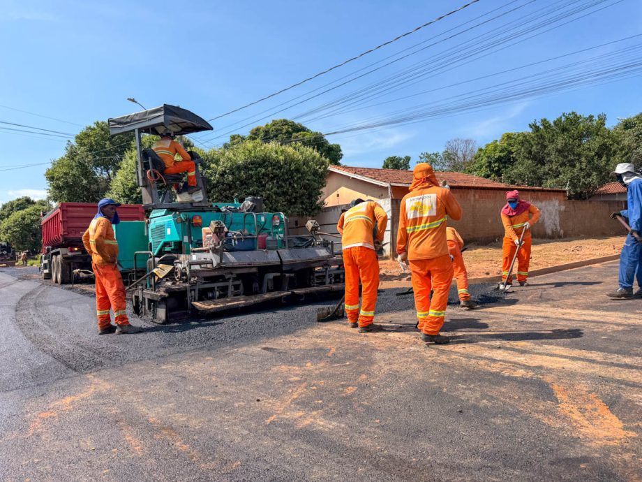 Jardim Flamboyant continua com obras de pavimentação e drenagem Jardim Flamboyant continua com obras de pavimentação e drenagem