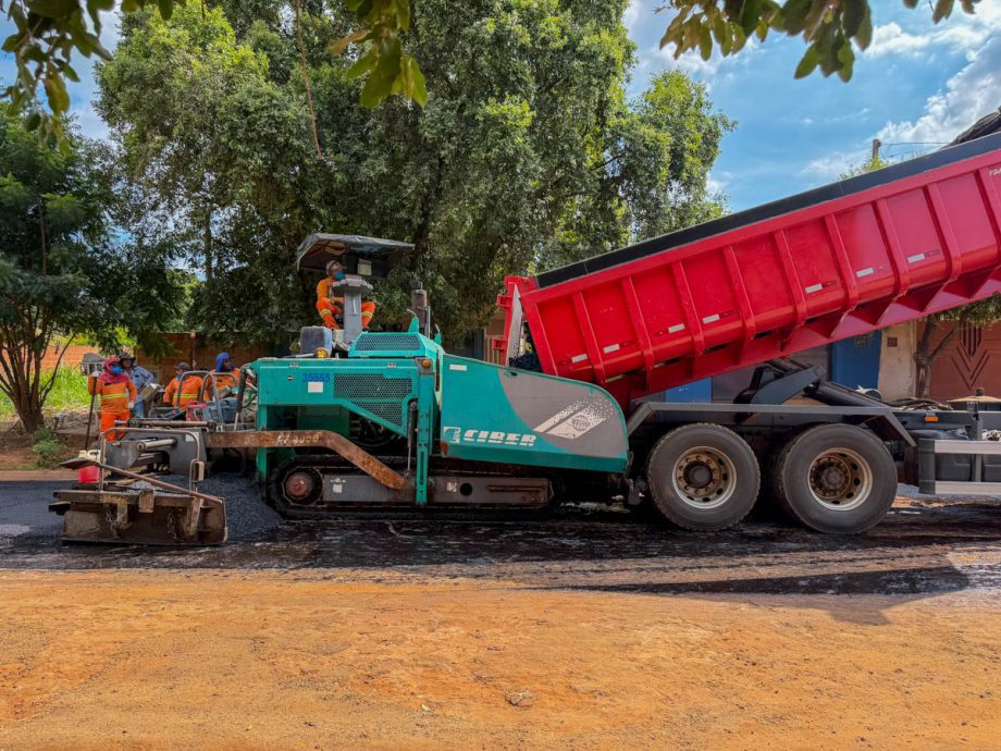 Jardim Flamboyant continua com obras de pavimentação e drenagem Jardim Flamboyant continua com obras de pavimentação e drenagem