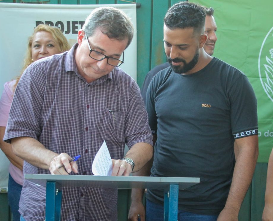 Prefeitura Municipal realiza solenidade para entrega de Termos de Cessão aos moradores do Cinturão Verde Prefeitura Municipal realiza solenidade para entrega de Termos de Cessão aos moradores do Cinturão Verde
