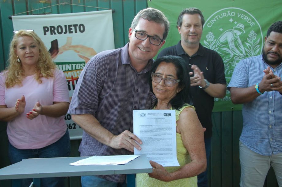 Prefeitura Municipal realiza solenidade para entrega de Termos de Cessão aos moradores do Cinturão Verde Prefeitura Municipal realiza solenidade para entrega de Termos de Cessão aos moradores do Cinturão Verde