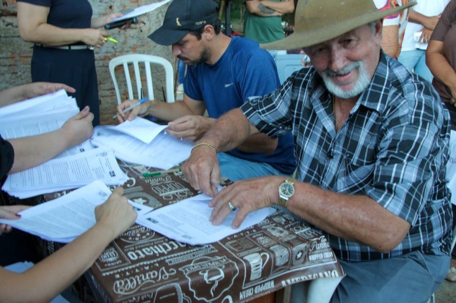 Prefeitura Municipal realiza solenidade para entrega de Termos de Cessão aos moradores do Cinturão Verde Prefeitura Municipal realiza solenidade para entrega de Termos de Cessão aos moradores do Cinturão Verde
