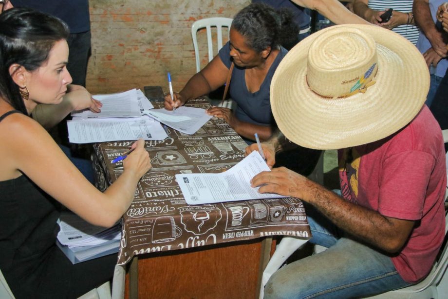 Prefeitura Municipal realiza solenidade para entrega de Termos de Cessão aos moradores do Cinturão Verde Prefeitura Municipal realiza solenidade para entrega de Termos de Cessão aos moradores do Cinturão Verde