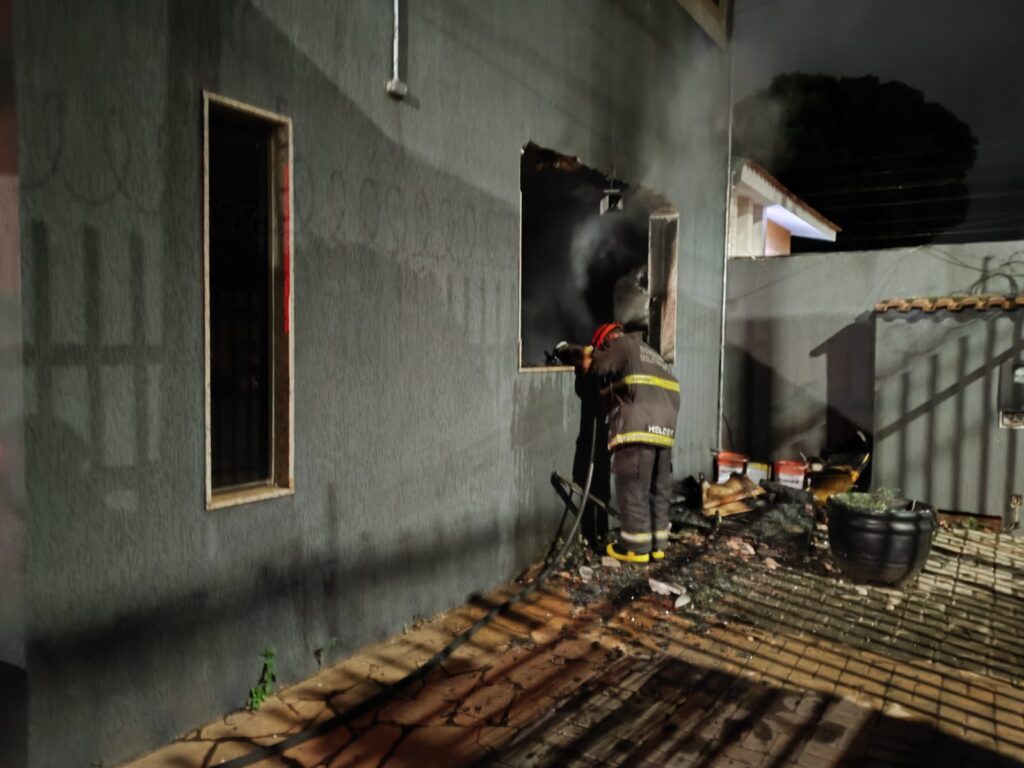 Vela provoca incêndio em residência e mobiliza Bombeiros em Três Lagoas