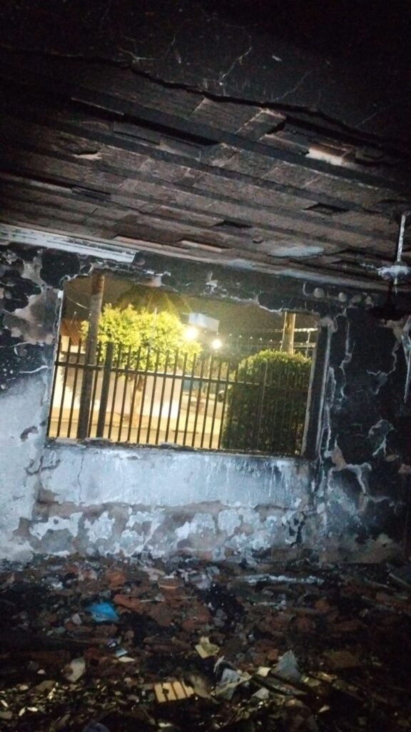 Vela provoca incêndio em residência e mobiliza Bombeiros em Três Lagoas