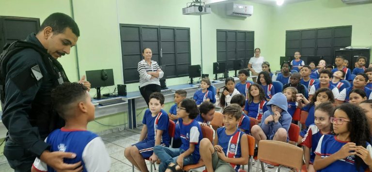 Polícia Militar realiza ciclo de palestras no bairro Paranapungá durante Operação Approximatus