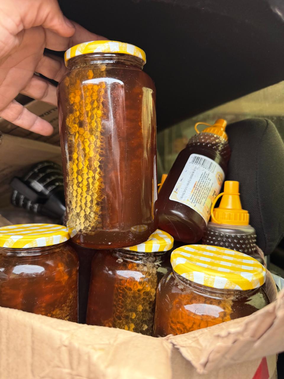 Polícia Civil, em fiscalização com o IAGRO, apreendem cercata de 250 kg de mel sem procedência e em situação irregular