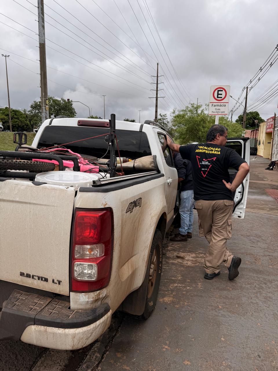 Polícia Civil, em fiscalização com o IAGRO, apreendem cercata de 250 kg de mel sem procedência e em situação irregular