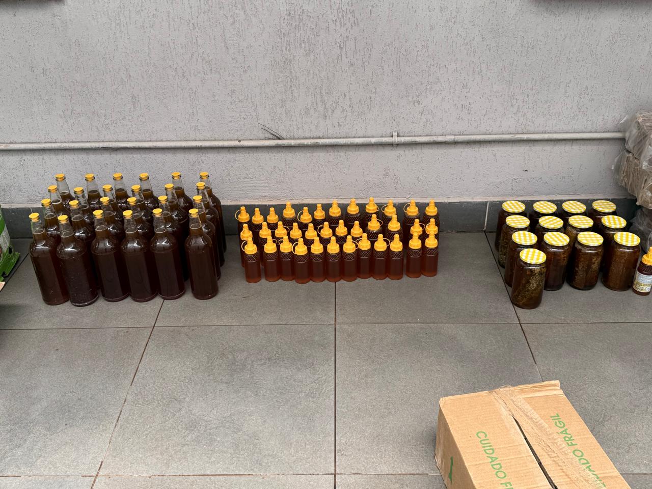 Polícia Civil, em fiscalização com o IAGRO, apreendem cercata de 250 kg de mel sem procedência e em situação irregular
