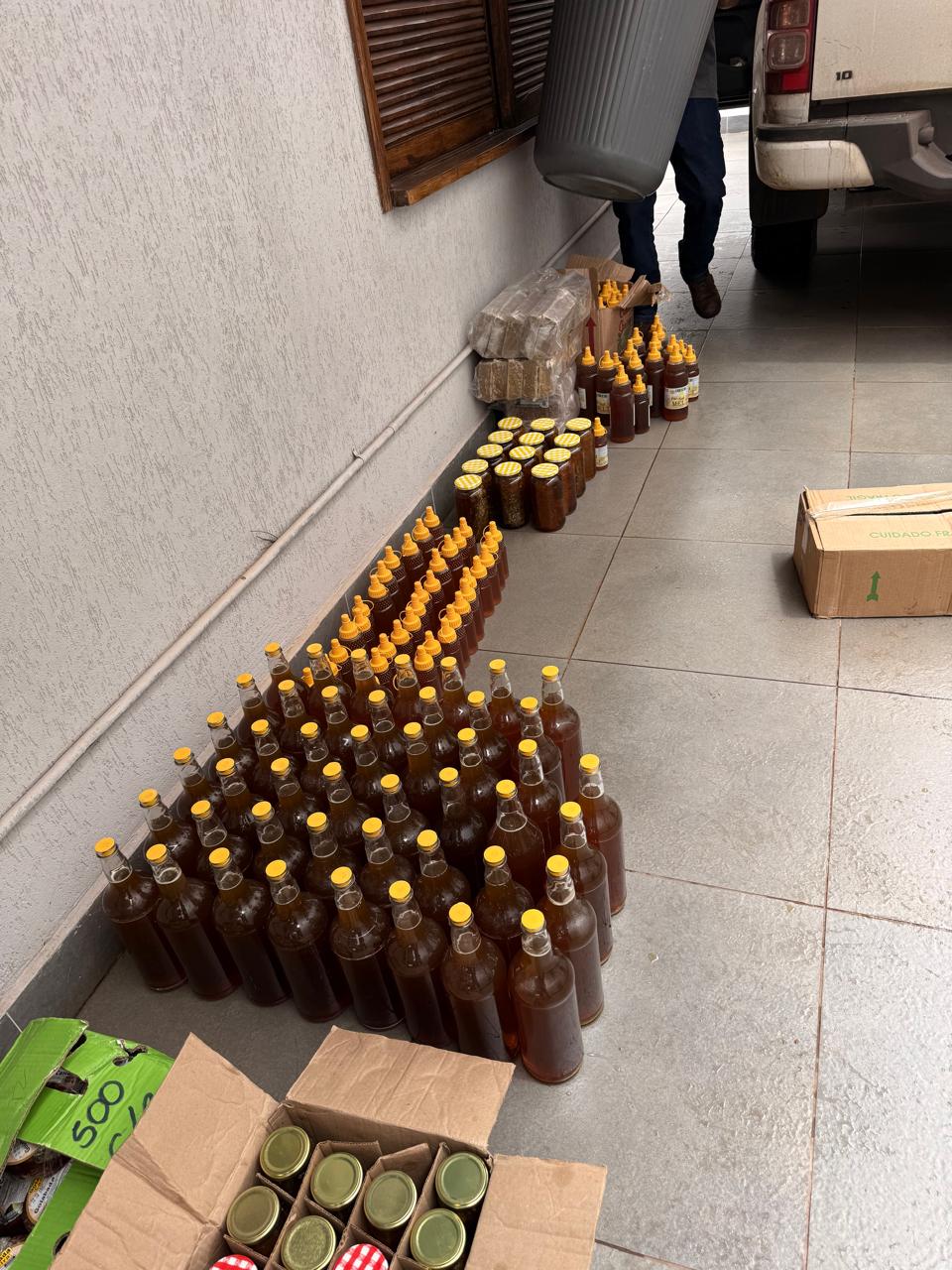 Polícia Civil, em fiscalização com o IAGRO, apreendem cercata de 250 kg de mel sem procedência e em situação irregular