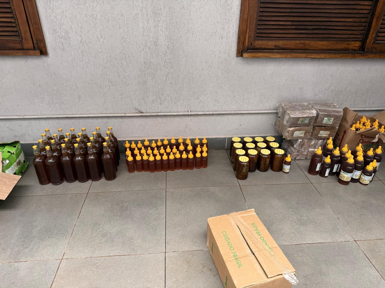 Polícia Civil, em fiscalização com o IAGRO, apreendem cercata de 250 kg de mel sem procedência e em situação irregular