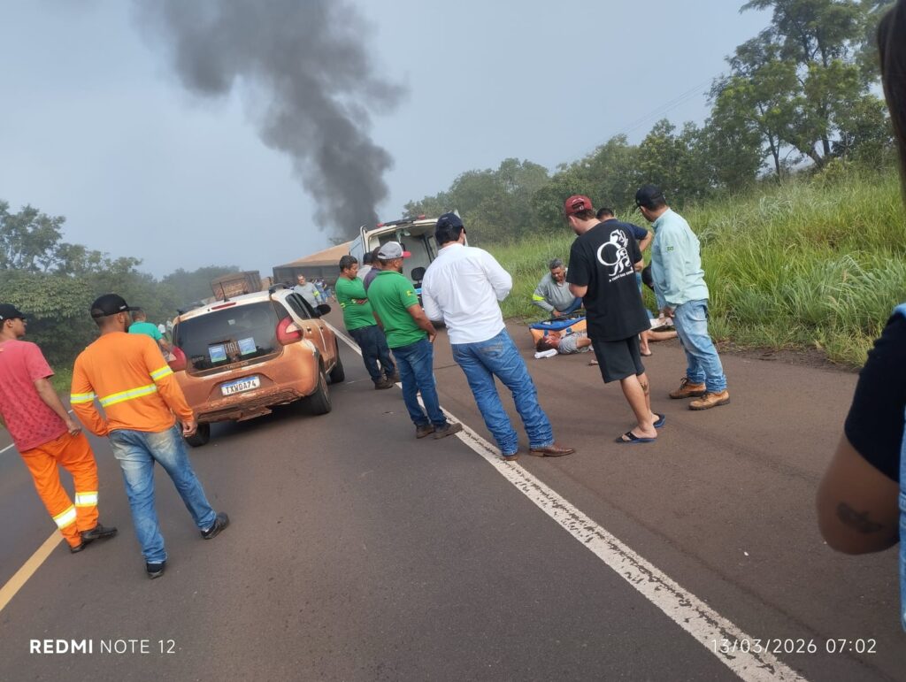 Colisão frontal entre carretas deixa feridos graves e interdita totalmente a BR-262 em Ribas do Rio Pardo