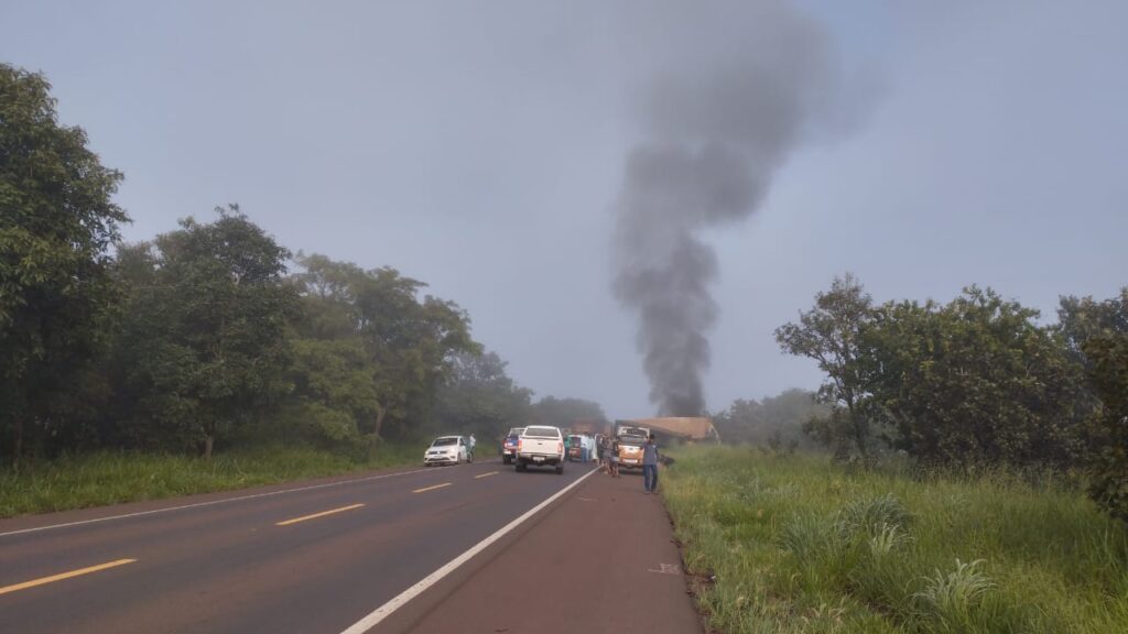 Colisão frontal entre carretas deixa feridos graves e interdita totalmente a BR-262 em Ribas do Rio Pardo