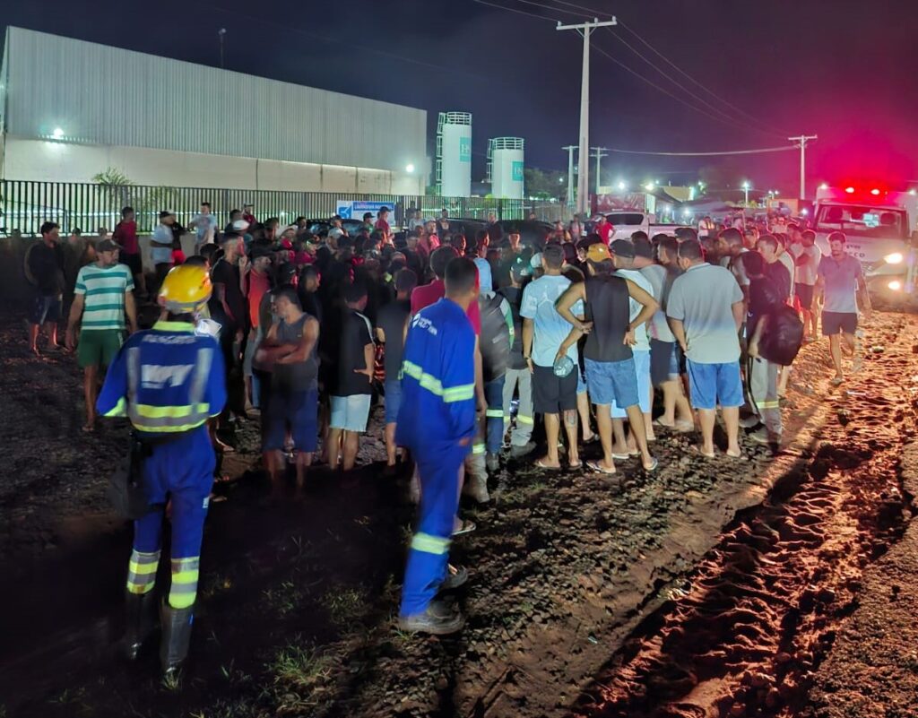 Trabalhadores param e vão bloquear MS-112 às 4h em Inocência após morte de colega Trabalhadores param e vão bloquear MS-112 às 4h em Inocência após morte de colega