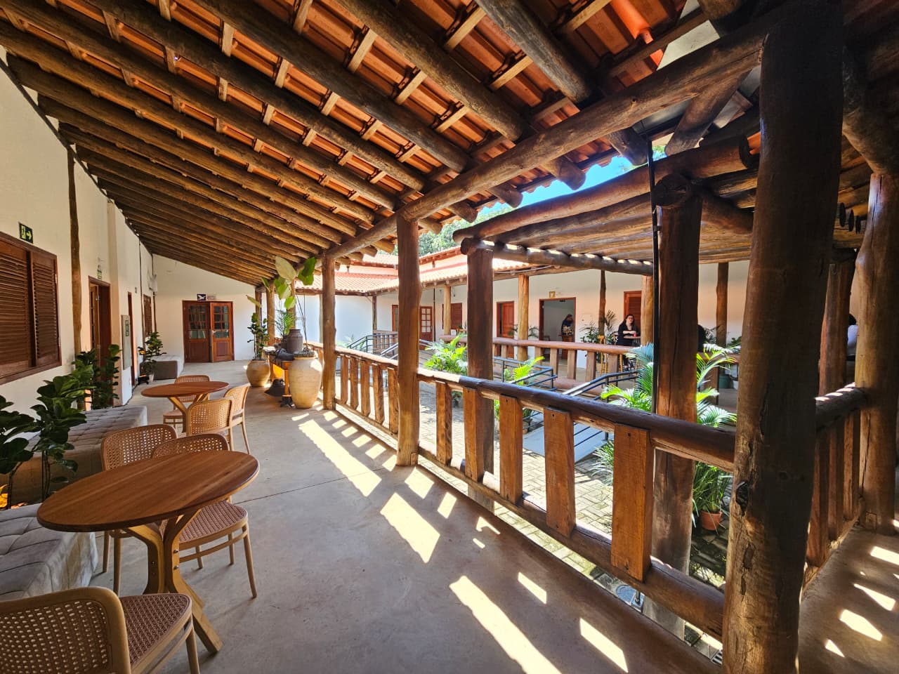 Ministra, governador e secretários visitam a Casa do Pantanal, que sedia eventos da COP15