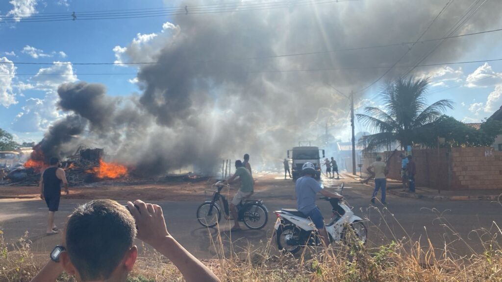Incêndio atinge imóvel e mobiliza moradores em Inocência