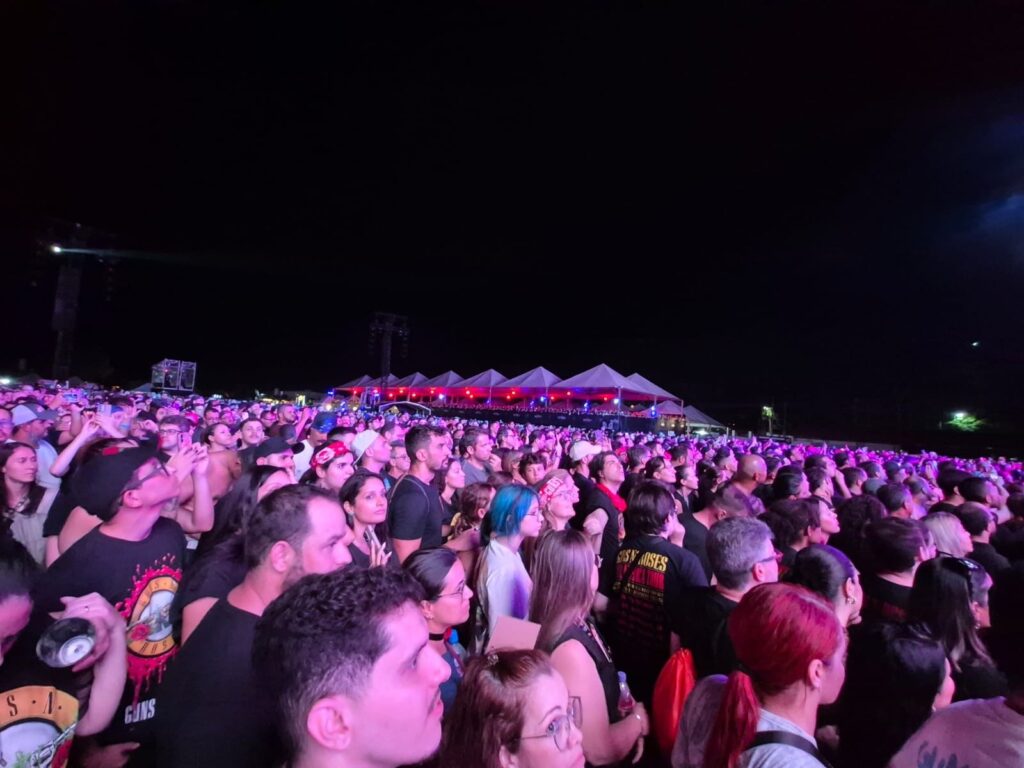 Campo Grande respira rock, encara chuva e vira ponto de encontro às vésperas de noite histórica