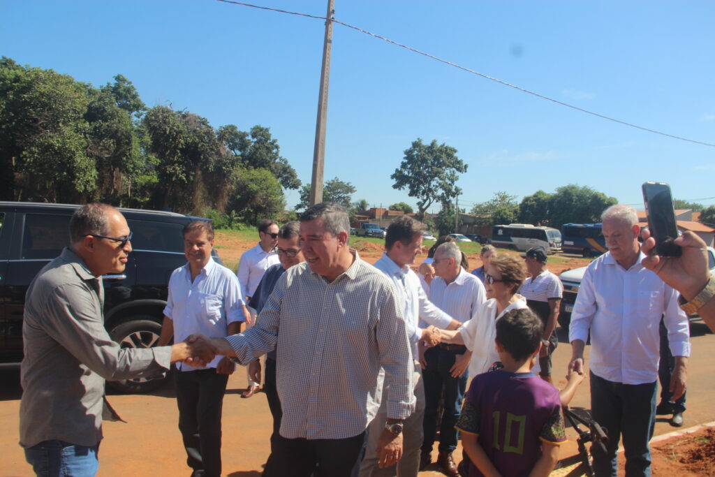 Em pleno domingo, governador de MS desembarca em Três Lagoas e protagoniza dia histórico com entrega de casas e aniversário do prefeito