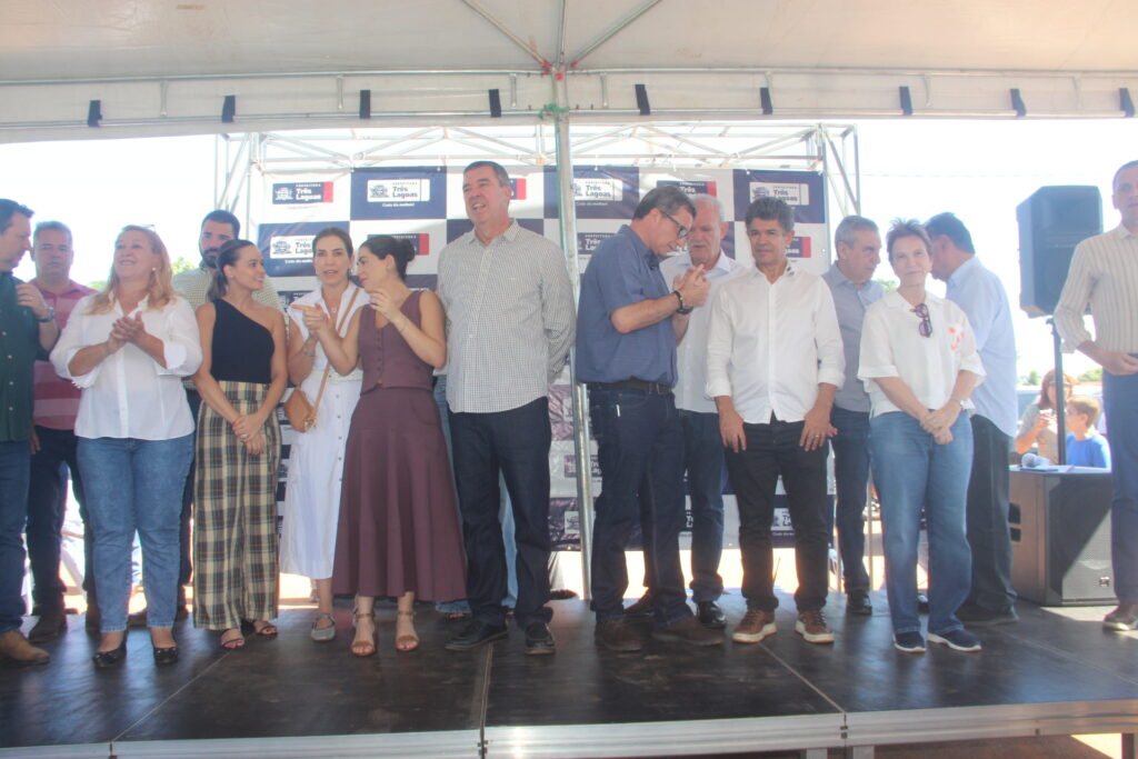 Em pleno domingo, governador de MS desembarca em Três Lagoas e protagoniza dia histórico com entrega de casas e aniversário do prefeito