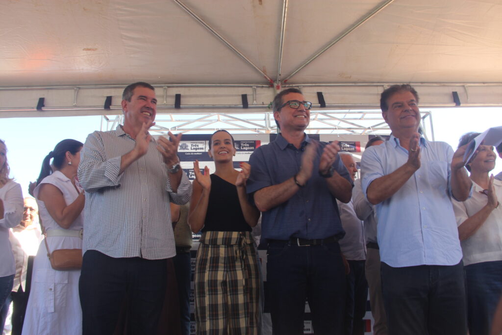 Em pleno domingo, governador de MS desembarca em Três Lagoas e protagoniza dia histórico com entrega de casas e aniversário do prefeito