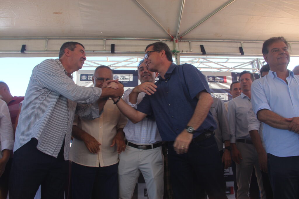 Em pleno domingo, governador de MS desembarca em Três Lagoas e protagoniza dia histórico com entrega de casas e aniversário do prefeito