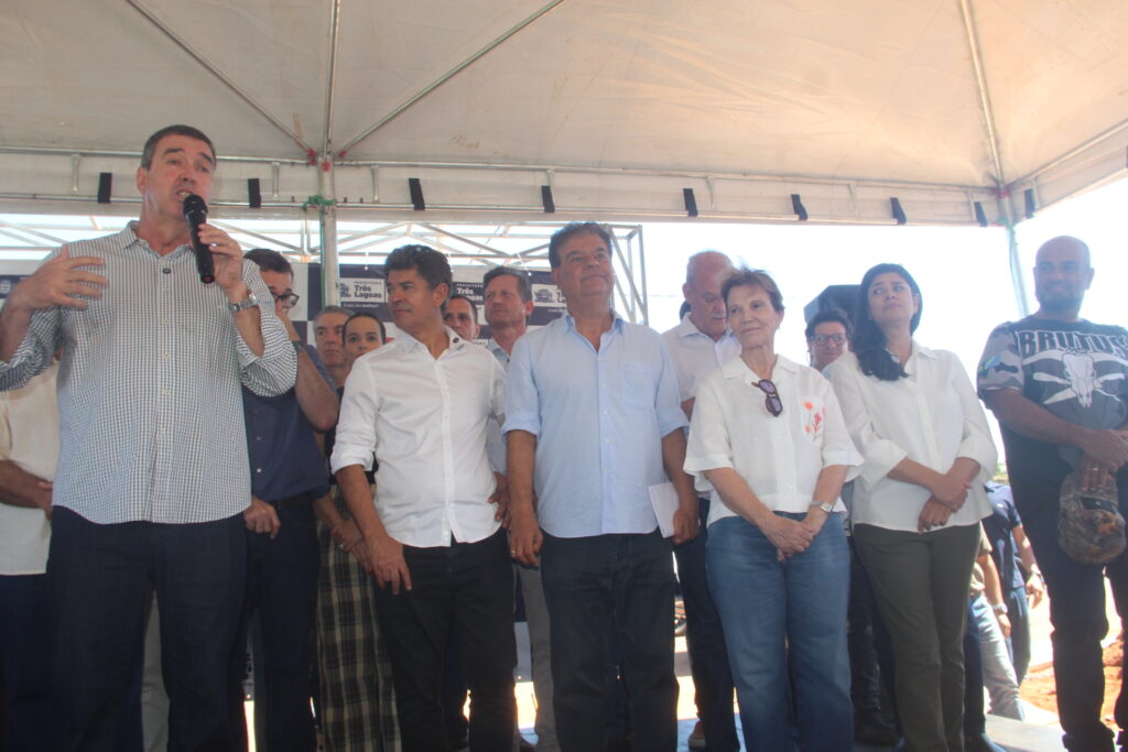 Em pleno domingo, governador de MS desembarca em Três Lagoas e protagoniza dia histórico com entrega de casas e aniversário do prefeito