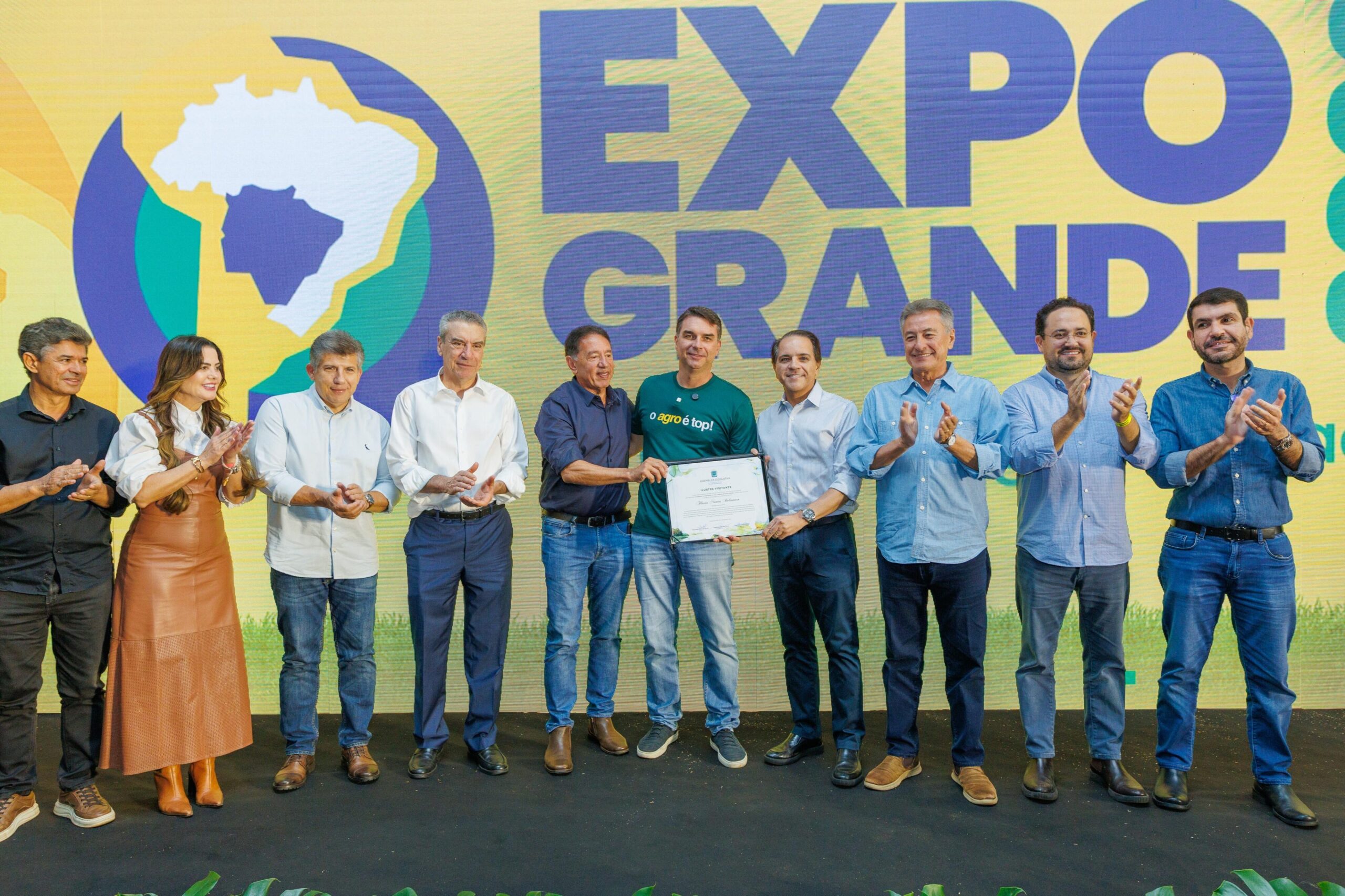 Coronel David entrega Diploma de Ilustre Visitante a Flávio Bolsonaro durante a Expogrande Coronel David entrega Diploma de Ilustre Visitante a Flávio Bolsonaro durante a Expogrande