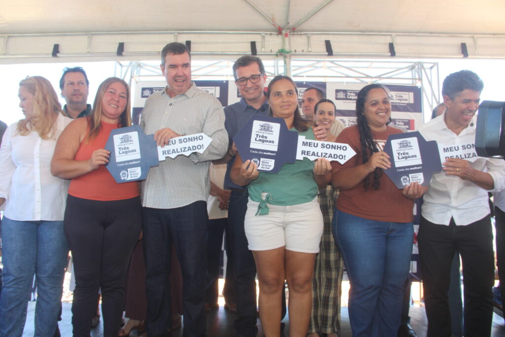 Em pleno domingo, governador de MS desembarca em Três Lagoas e protagoniza dia histórico com entrega de casas e aniversário do prefeito