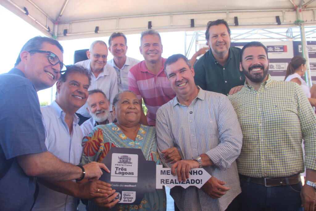 Em pleno domingo, governador de MS desembarca em Três Lagoas e protagoniza dia histórico com entrega de casas e aniversário do prefeito