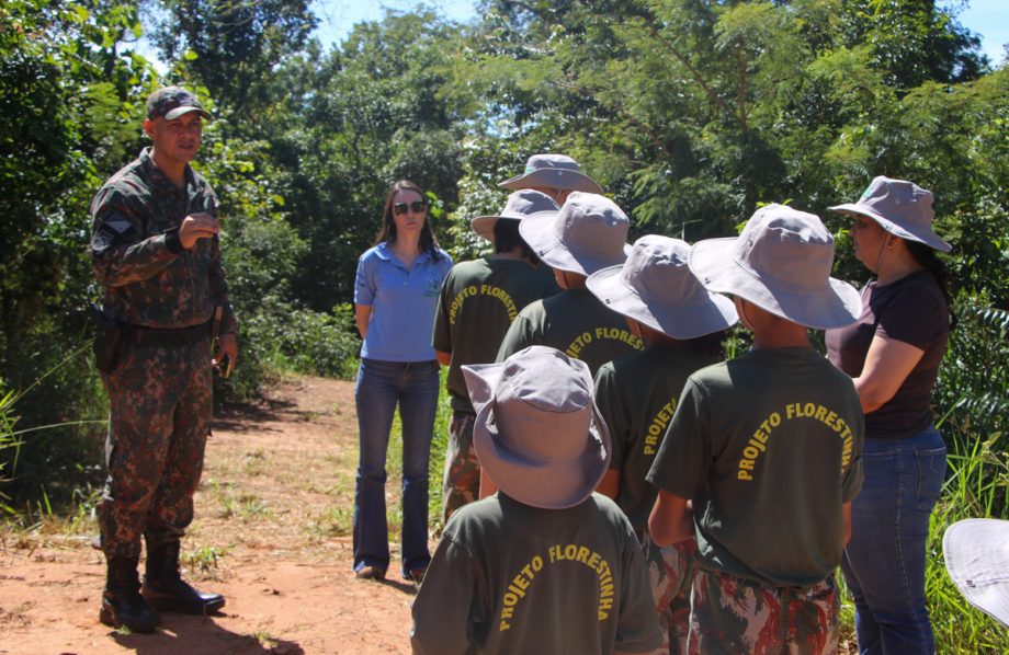 Crianças e adolescentes da Patrulha Florestinha vivenciam educação ambiental no Parque Natural Municipal do Pombo