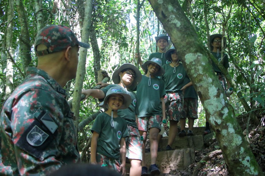 Crianças e adolescentes da Patrulha Florestinha vivenciam educação ambiental no Parque Natural Municipal do Pombo