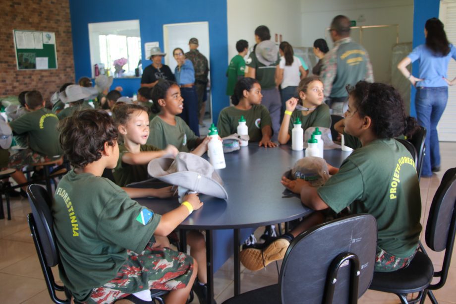 Crianças e adolescentes da Patrulha Florestinha vivenciam educação ambiental no Parque Natural Municipal do Pombo