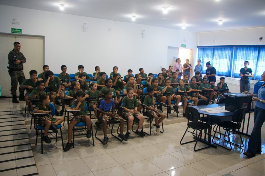 Crianças e adolescentes da Patrulha Florestinha vivenciam educação ambiental no Parque Natural Municipal do Pombo