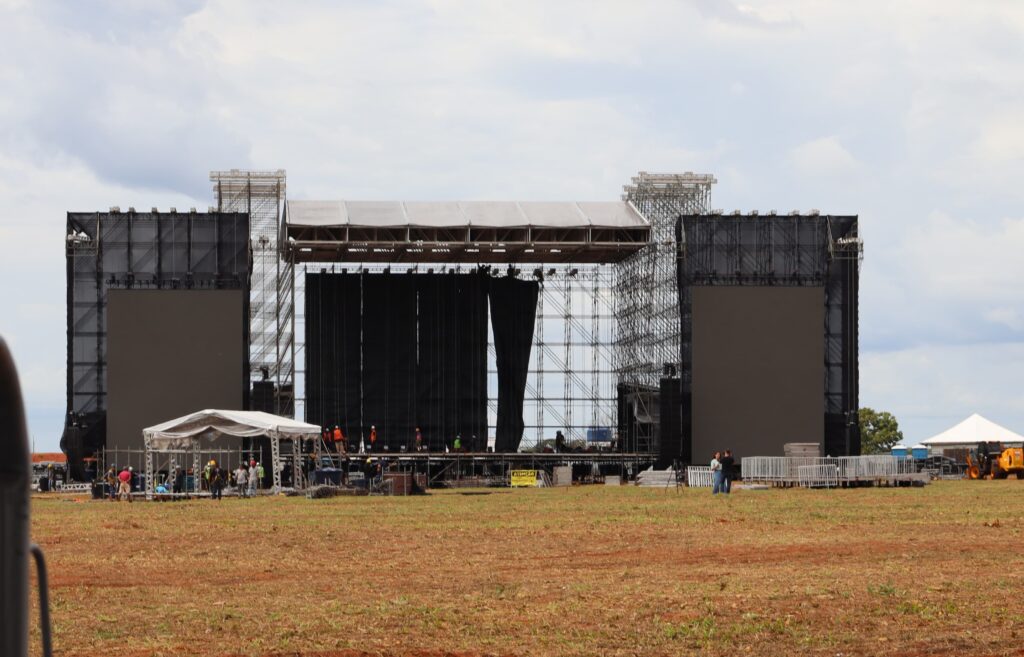 Campo Grande respira rock, encara chuva e vira ponto de encontro às vésperas de noite histórica