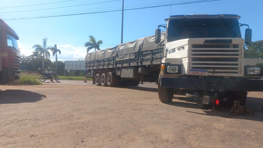 Moto fica destruída após colisão com caminhão e jovem é socorrida com lacerações nas pernas em Três Lagoas