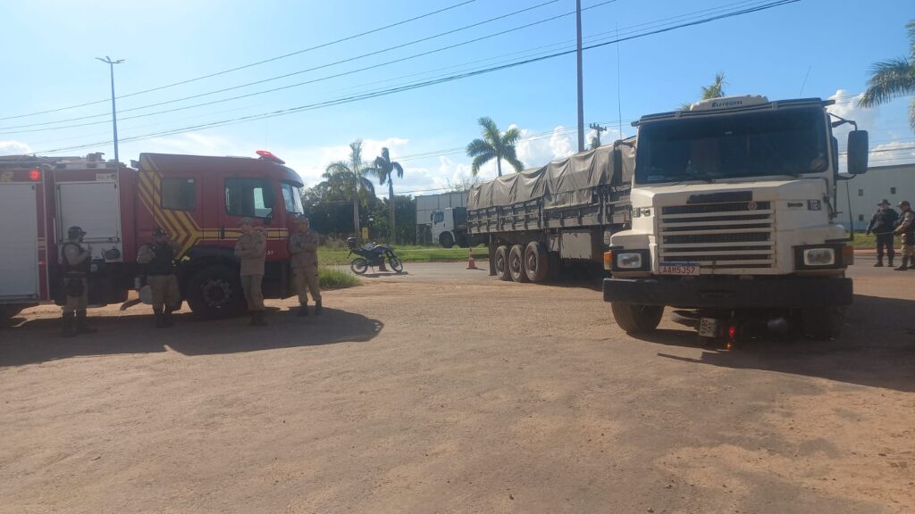 Moto fica destruída após colisão com caminhão e jovem é socorrida com lacerações nas pernas em Três Lagoas